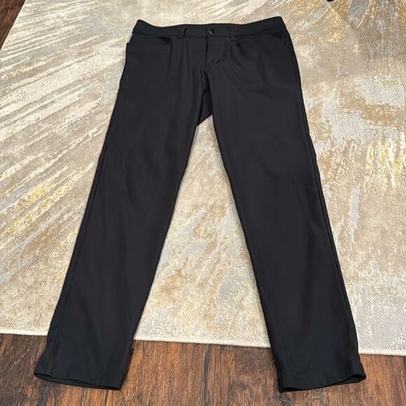 Lululemon ABC pants in black size 33 in GUC little wear on the button that’s it